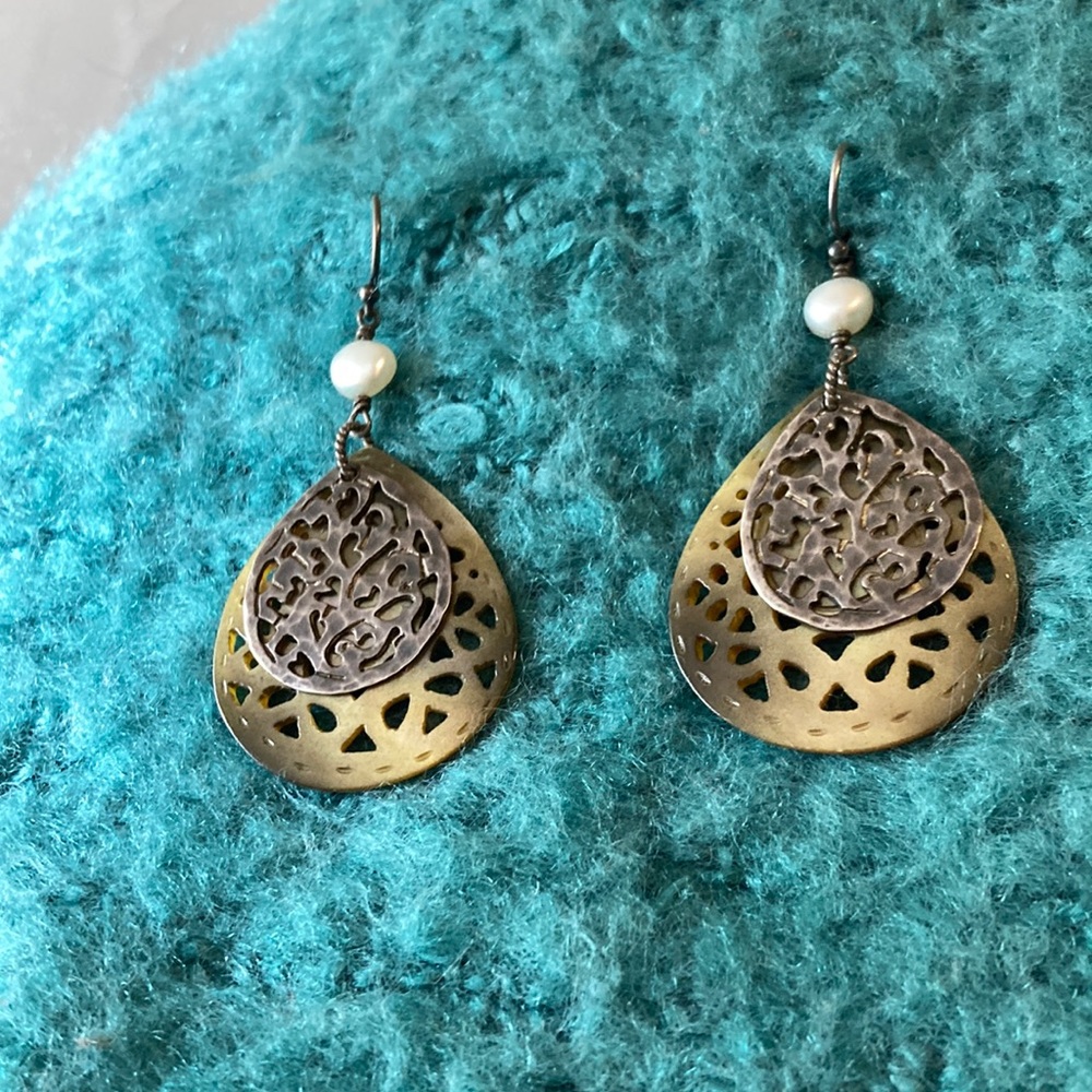 W1525 Retired Silpada Mother of Pearl Shell Earrings
